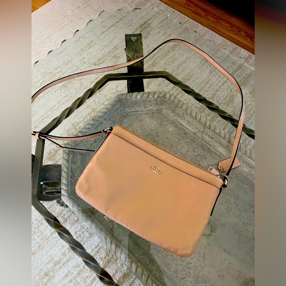 Like new Coach crossbody bag perfect for summer